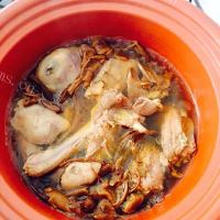 美味的鸭肉炖茶树菇