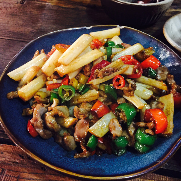 美味的藕带炒鸡杂