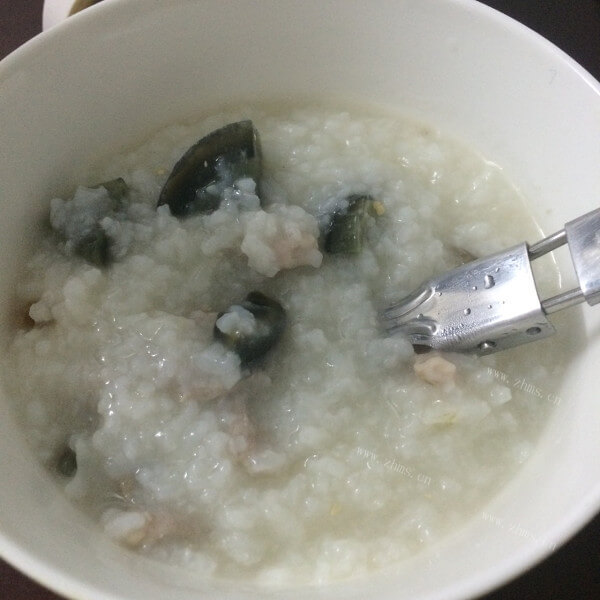 美味电饭煲做皮蛋瘦肉粥