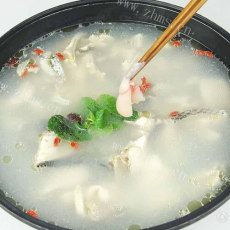 美味可口的乌鱼汤的做法