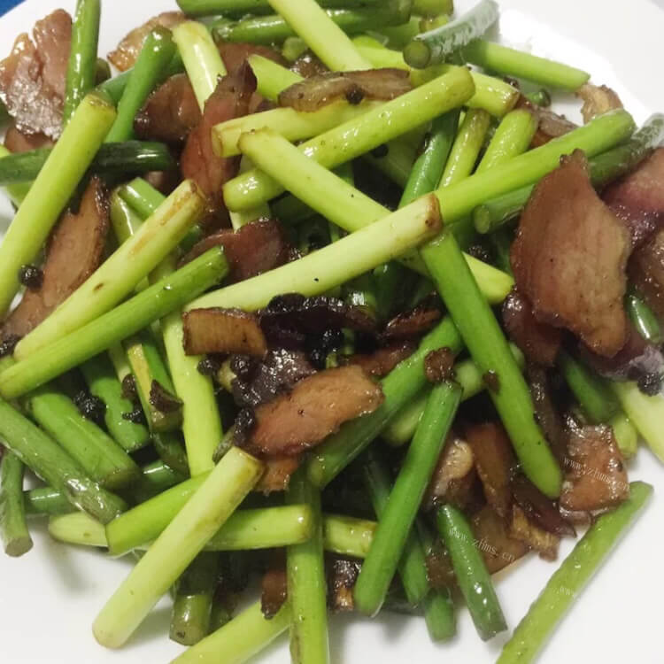 美味的腊肉炒蒜苗