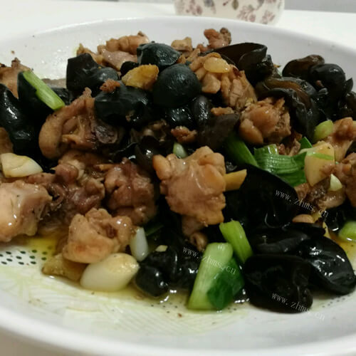 美味的鸡肉炖木耳