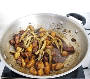 满满肉肉幸福感的豆角红烧肉做法图解6)