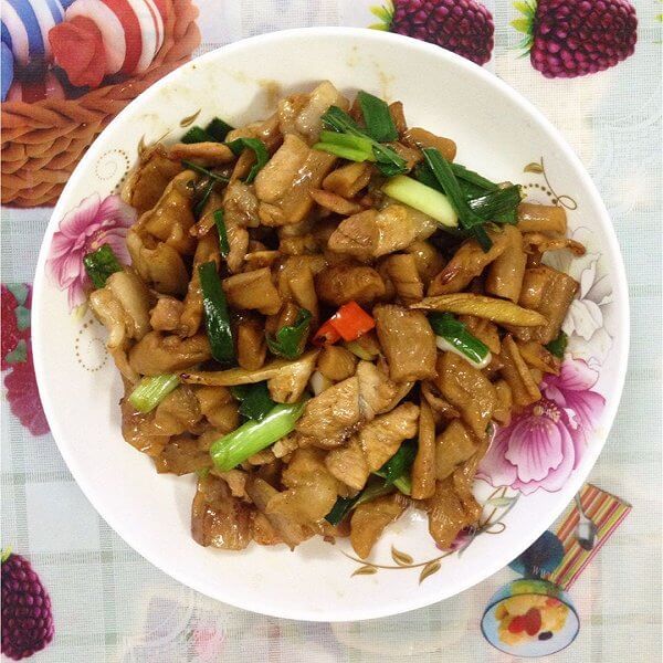 美味的五花肉炒蒜苗