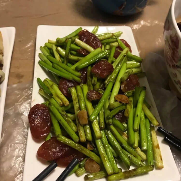 吸引人的腊肉炒蒜苗