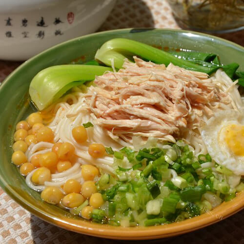 美味的麻辣鸡丝拌面