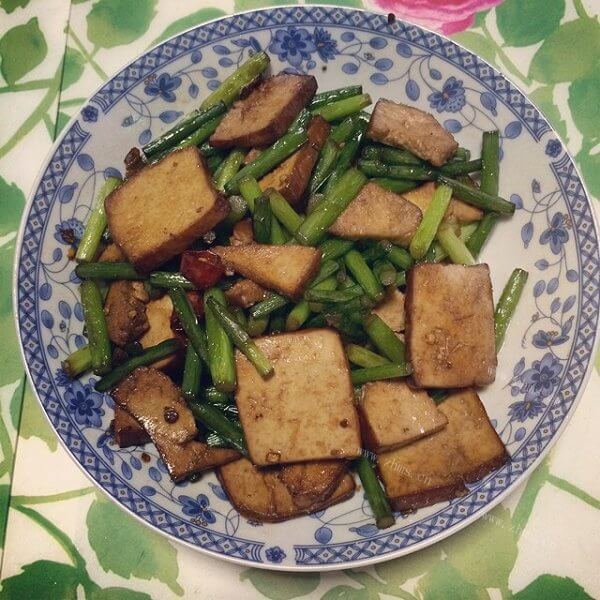 清淡的豆腐炒蒜苗