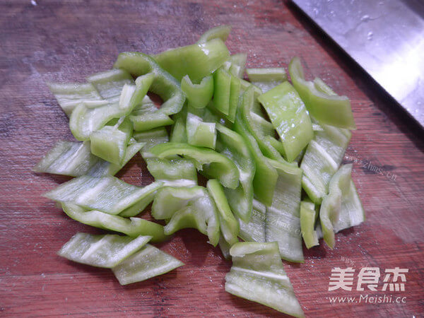家常尖椒炒海味鲜做法图解3)