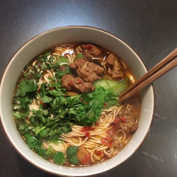 美味的排骨汤面的做法