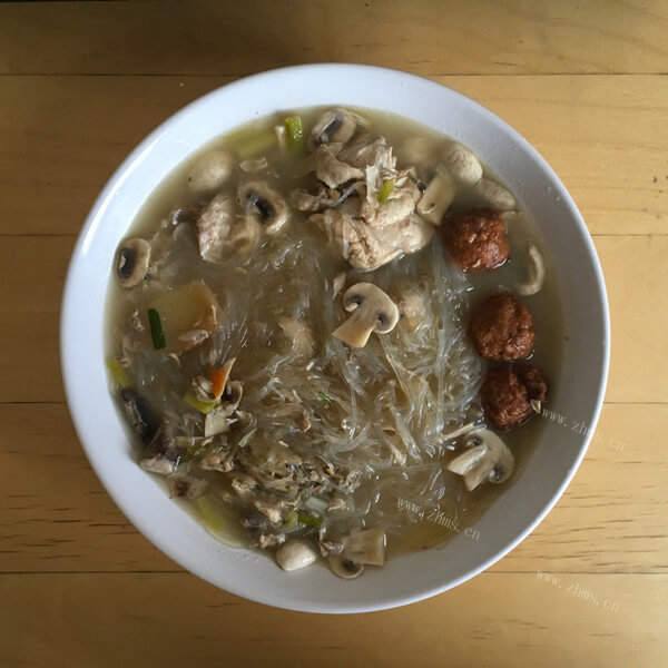 美味的鸡汤米线
