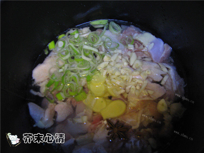 美味的鸡腿海带汤做法图解2)