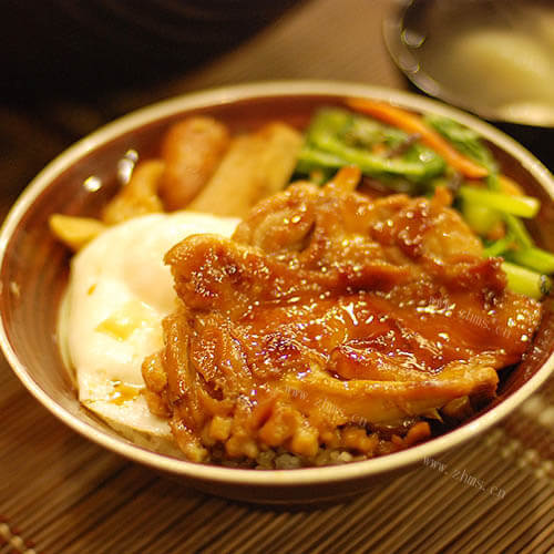美味的鸡腿盖饭