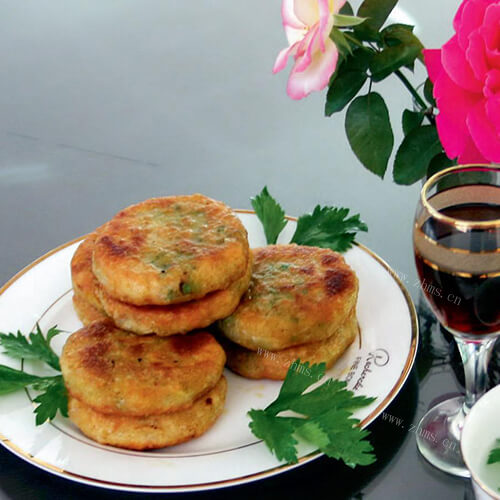 美味的猪肉芹菜馅饼的做法