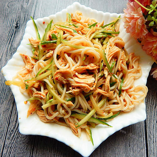 美味的鸡丝拌黄瓜