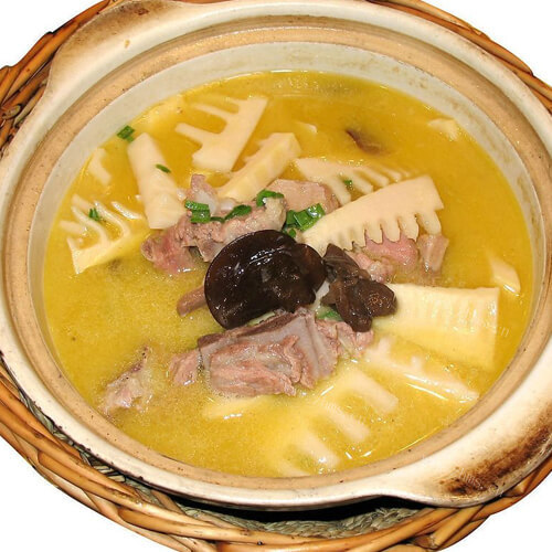 鲜甜的西红柿土豆咸笋汤