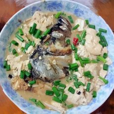 美味的砂锅炖鱼头
