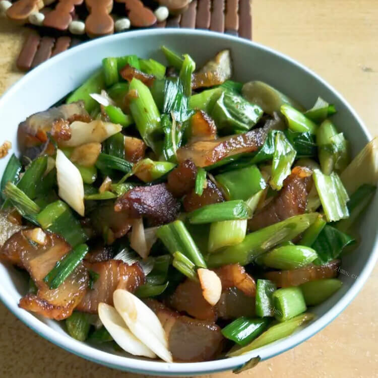 家常腊肉炒蒜苗