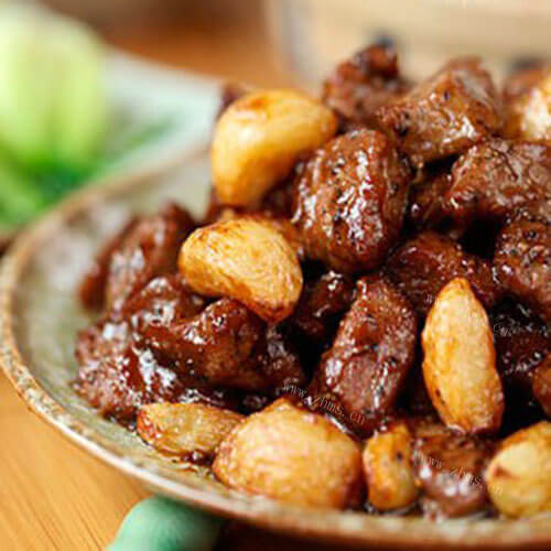 好吃的黑蒜子牛肉粒的做法