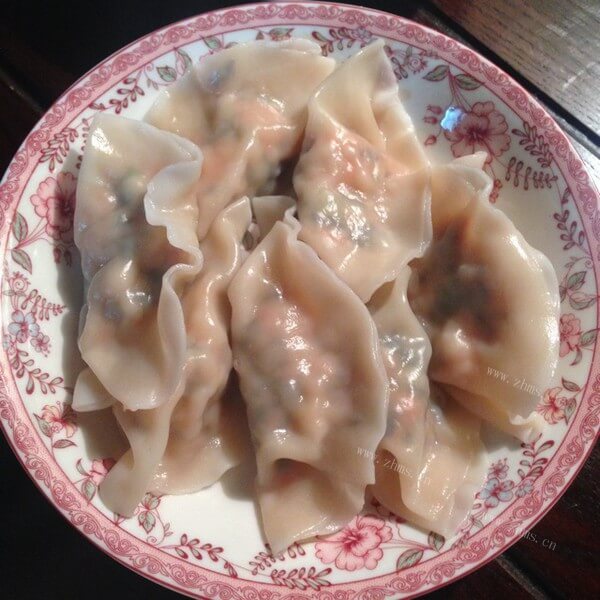 美味的鸡肉虾仁饺子
