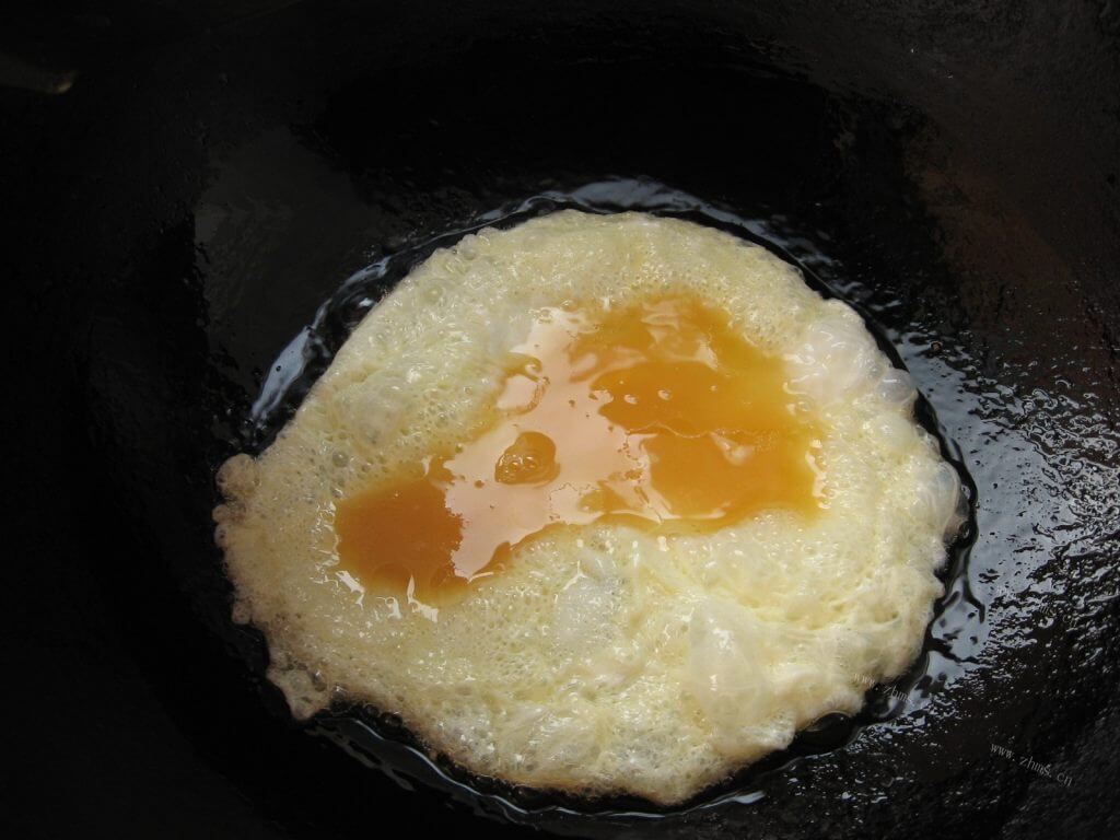 美味的蒜薹鸡蛋炒饼做法图解4)