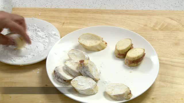家常炸茄盒的做法做法图解4)