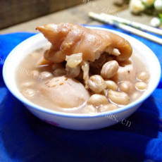 营养的黄豆炖猪蹄汤的做法