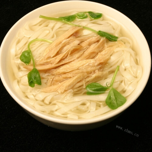 美味的鸡丝拌面