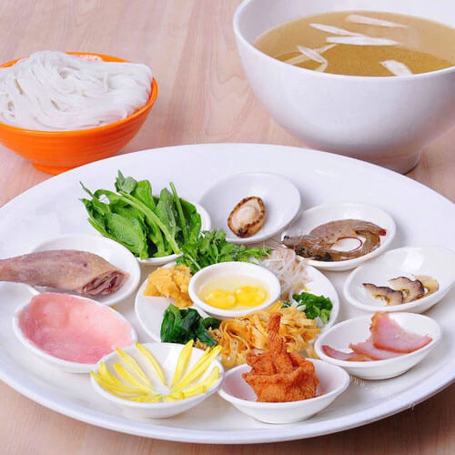 美味的香菇鸡肉米线