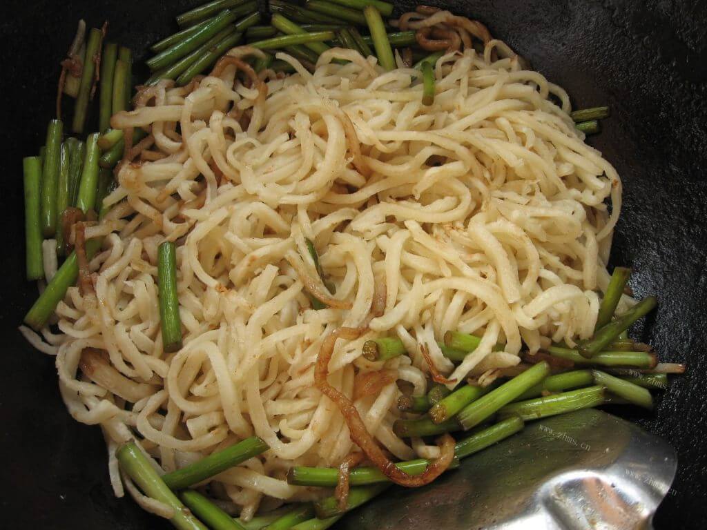 美味的蒜薹鸡蛋炒饼做法图解8)