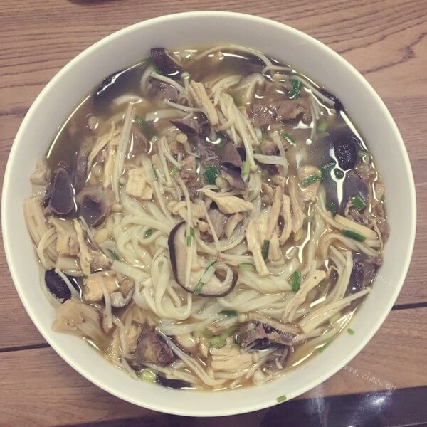 美味的香菇鸡丝面