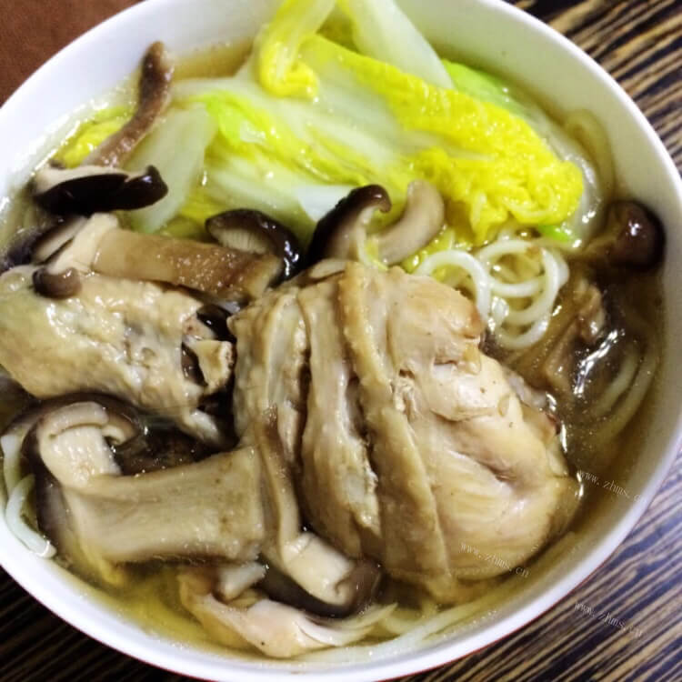 美味的香菇鸡腿面