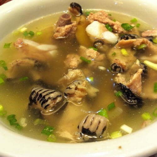 独特的蛇肉汤