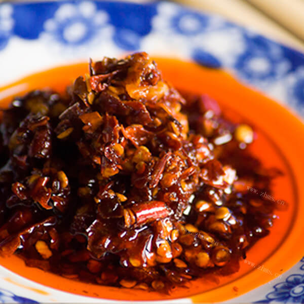 色泽鲜亮的油辣椒