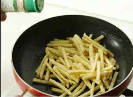 美味的香酥椒盐土豆条做法图解6)