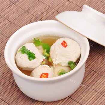 鲜美的鳄鱼肉煲汤