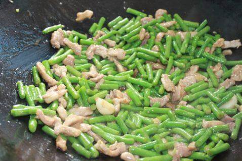 美味的猪肉炒豆角的做法做法图解5)