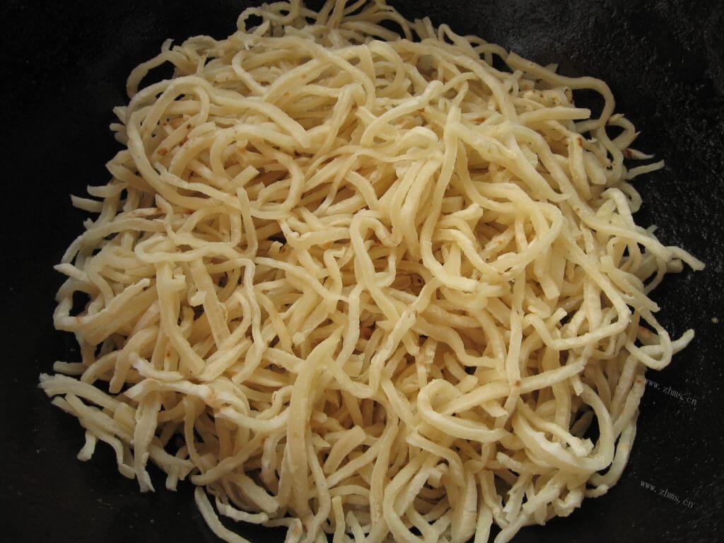 美味的蒜薹鸡蛋炒饼做法图解7)