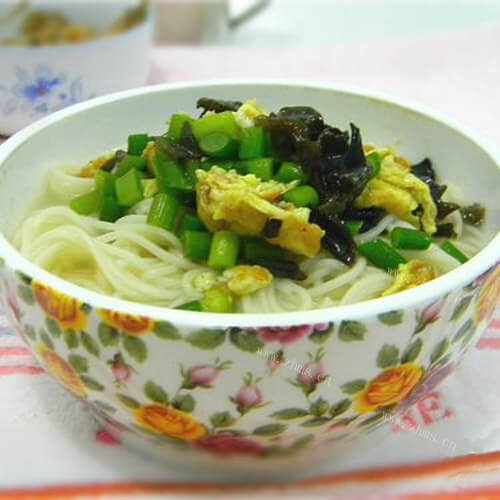 爽口的蒜苔鸡蛋面