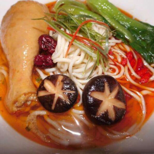 美味的香菇鸡腿面