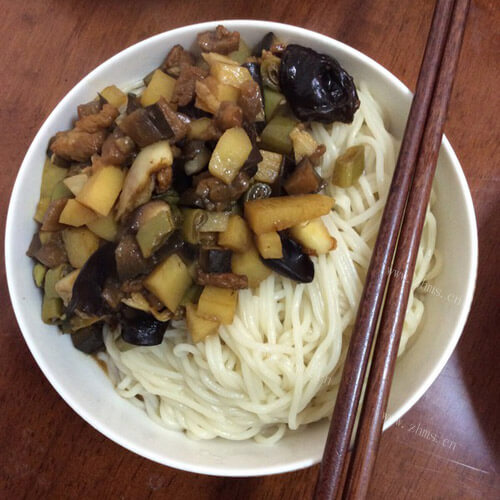 美味茄子豆角面的做法
