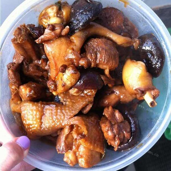 美味的香菇炖鸡腿