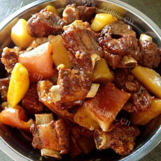 美味红烧排骨炖土豆的做法