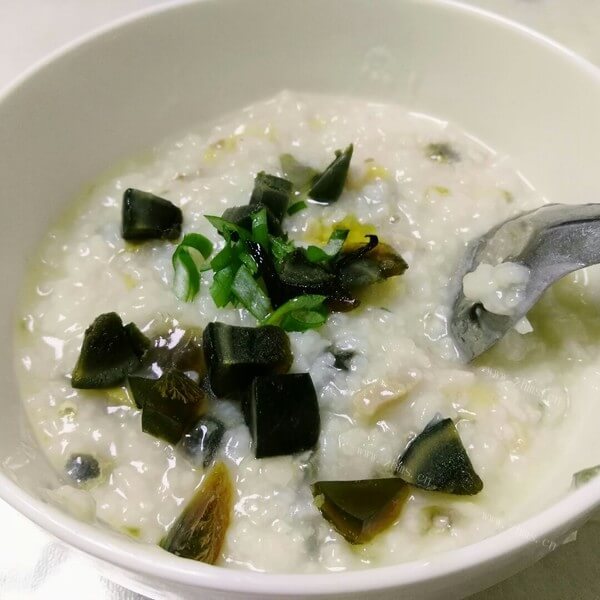美味的电饭煲做皮蛋瘦肉粥