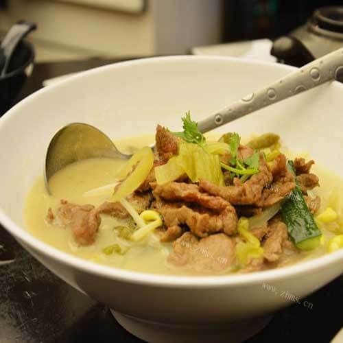 美味的酸菜羊肉汤