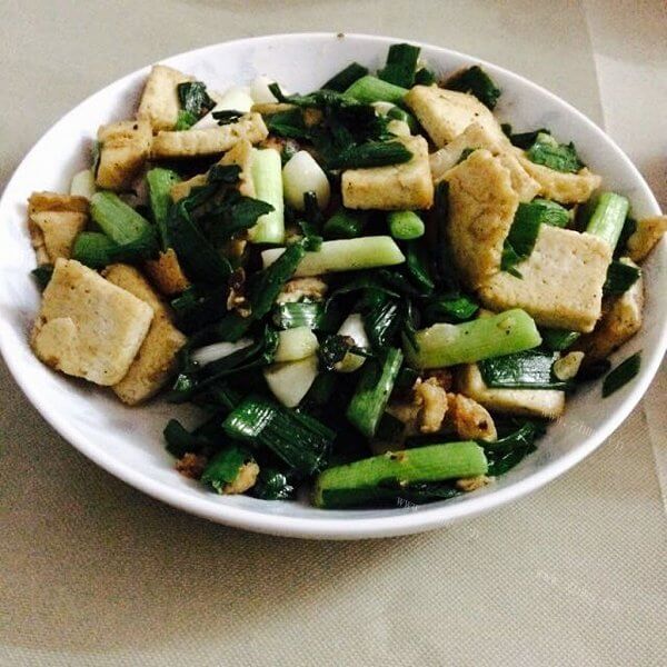 美味的豆腐炒蒜苗