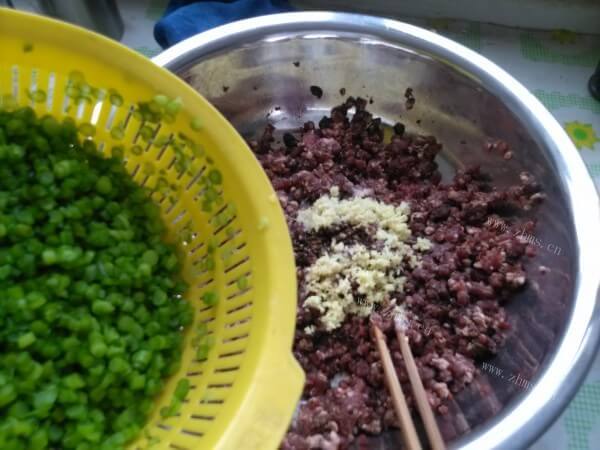 蒜苔馅饺子做法图解10)