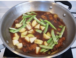 满满肉肉幸福感的豆角红烧肉做法图解5)