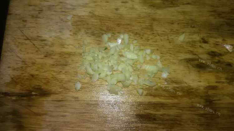 可口的蒜香芹菜拌木耳做法图解4)