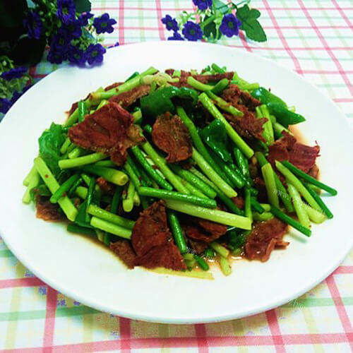 居家蒜苔炒牛肉