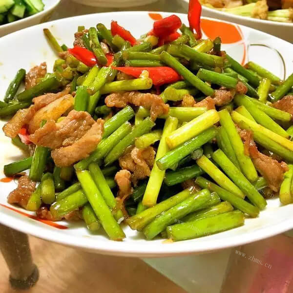 家常五花肉炒蒜苔